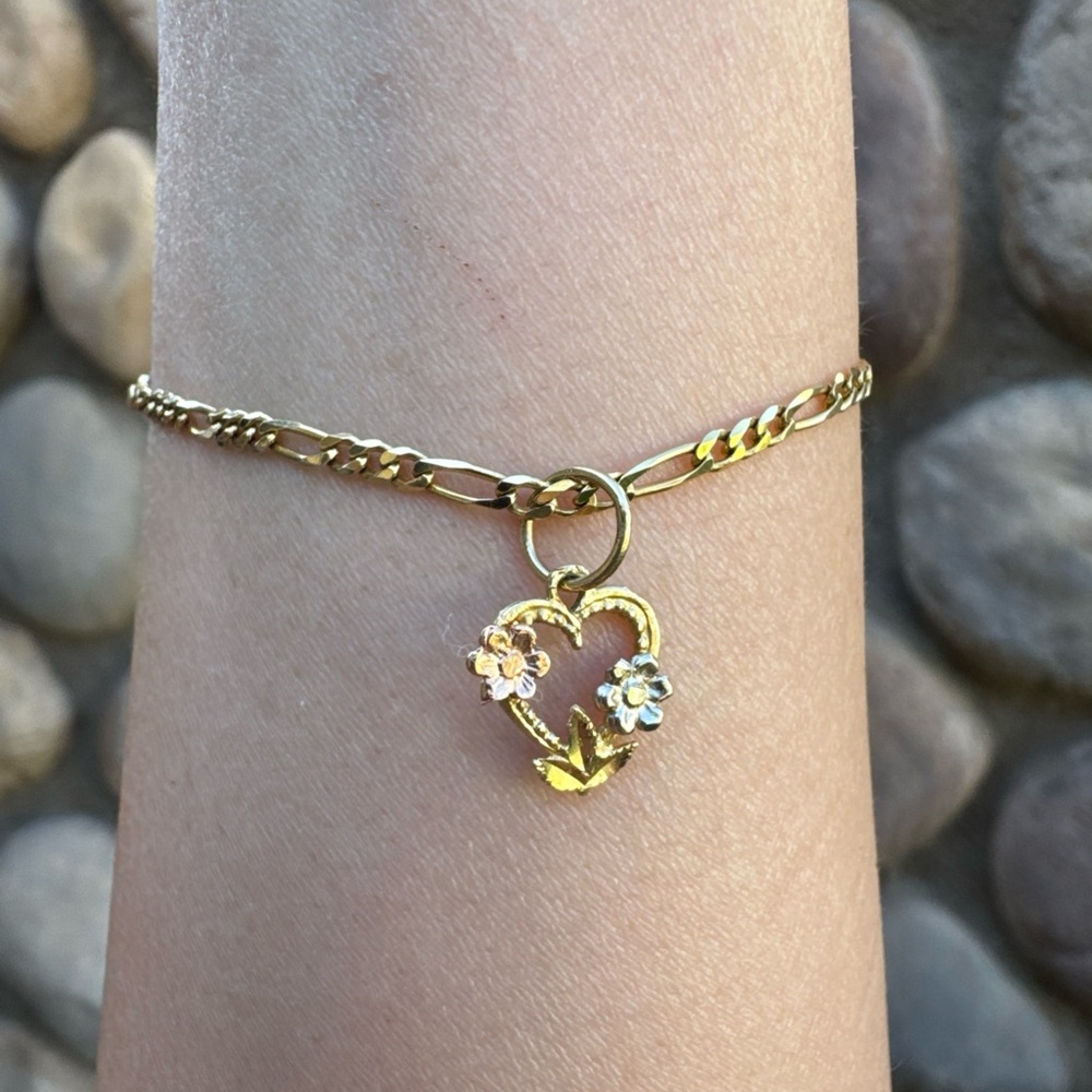 Solid 14k 7” yellow gold linked heart charm bracelet - Picture 2 of 7